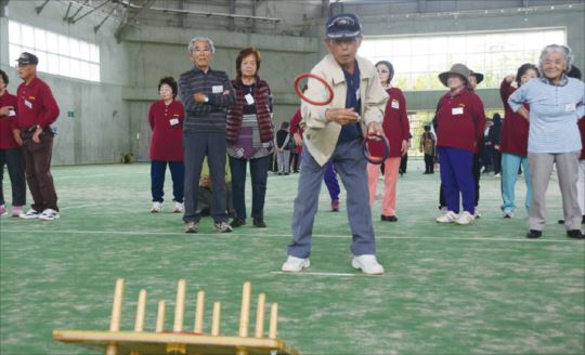 ねらいを定めて輪を投げる選手