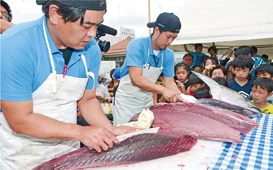 マグロの解体ショーにくぎづけ