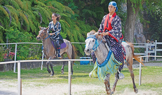 優勝馬ナナミの走り（手前右）