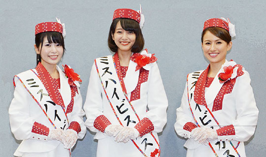 左から當眞志菜さん、比嘉朝香さん、前堂ニイナさん