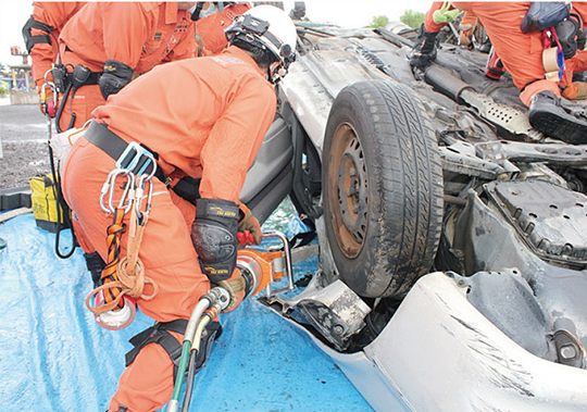 事故車から負傷者を救出