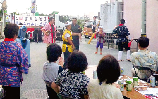 夏祭りを楽しむ区民ら